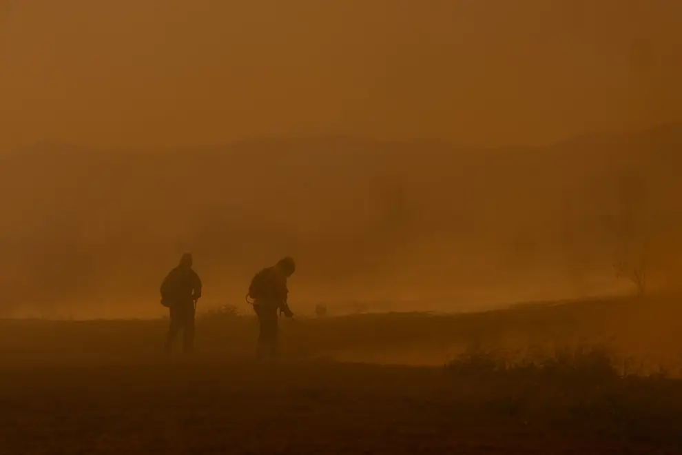 El fuego avanza hacia barrio Mi Refugio en la zona de San Luis. Los vecinos intentan sofocar las llamas por sus propios medios