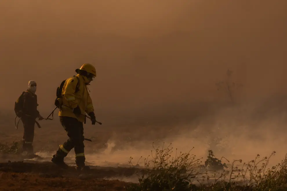 El fuego avanza hacia barrio Mi Refugio en la zona de San Luis. Los vecinos intentan sofocar las llamas por sus propios medios