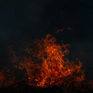 Una niña de Salta está grave tras sufrir quemaduras por el fuego en la montaña: Con ayuda de Jujuy fue trasladada al Garraham