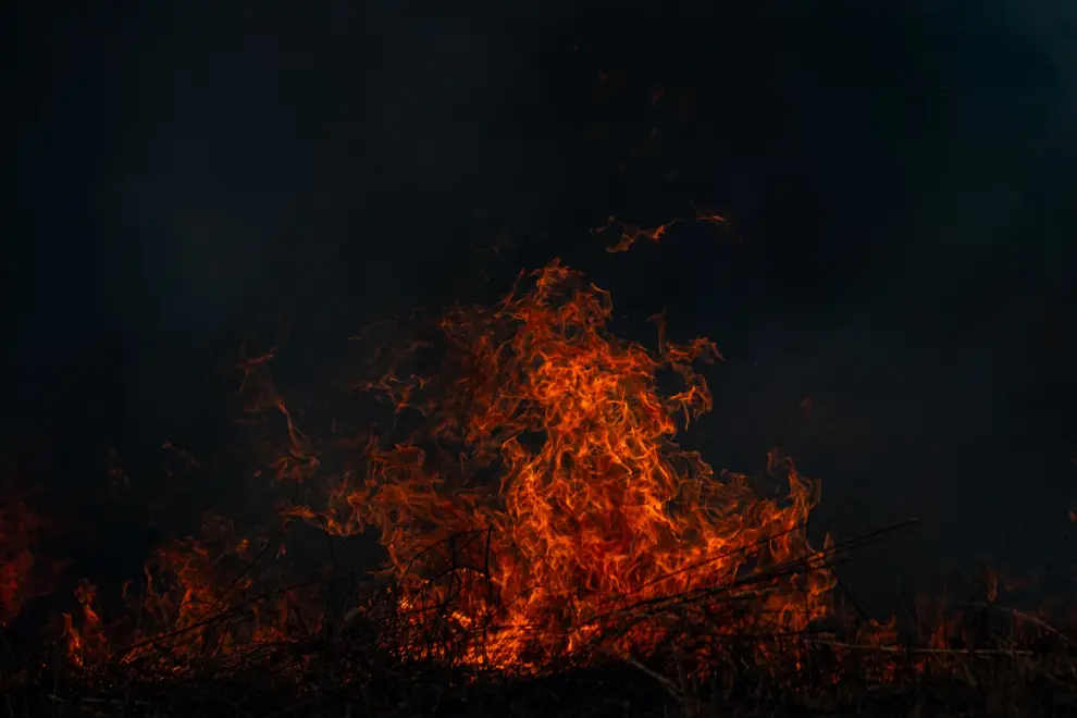 El fuego avanza hacia barrio Mi Refugio en la zona de San Luis. Los vecinos intentan sofocar las llamas por sus propios medios