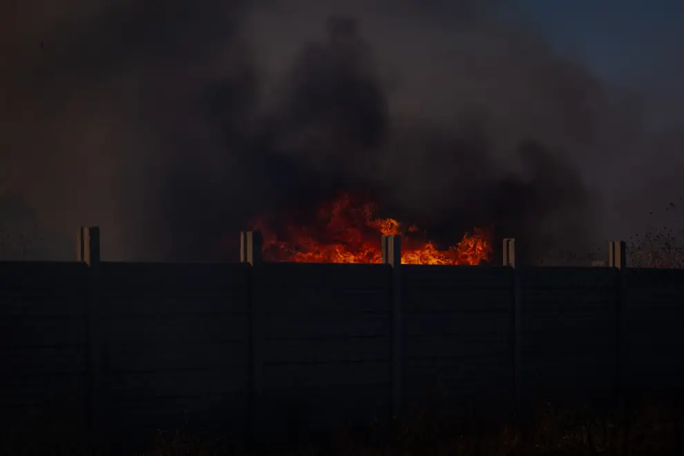 El fuego avanza hacia barrio Mi Refugio en la zona de San Luis. Los vecinos intentan sofocar las llamas por sus propios medios