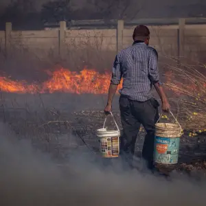 "Esto es desesperante": Vecinos de San Luis y bomberos combaten un voraz incendio que rodea sus casas; Campo Quijano sigue con focos activos
