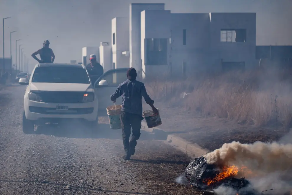 El fuego avanza hacia barrio Mi Refugio en la zona de San Luis. Los vecinos intentan sofocar las llamas por sus propios medios