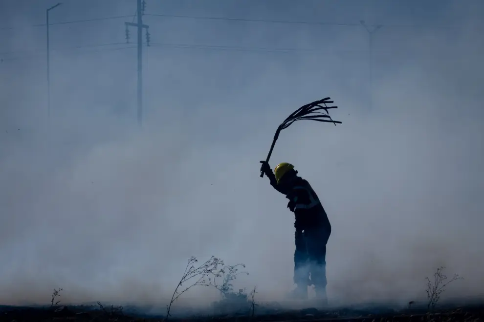 El fuego avanza hacia barrio Mi Refugio en la zona de San Luis. Los vecinos intentan sofocar las llamas por sus propios medios