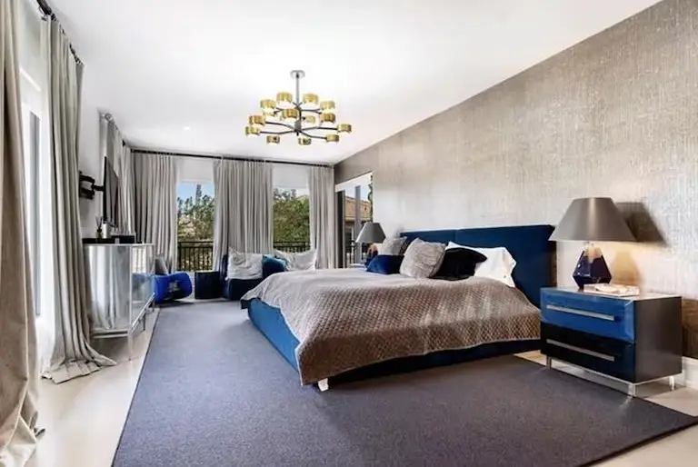 La habitación principal de la casa de Lionel Messi.