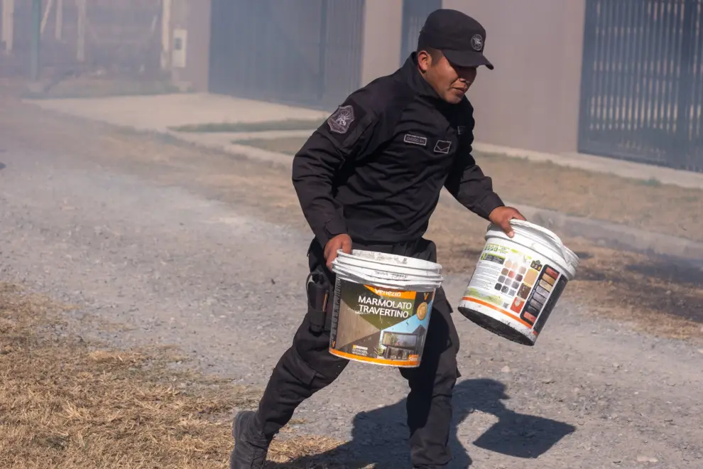 Policía apaga el incendio con tachos de plástico