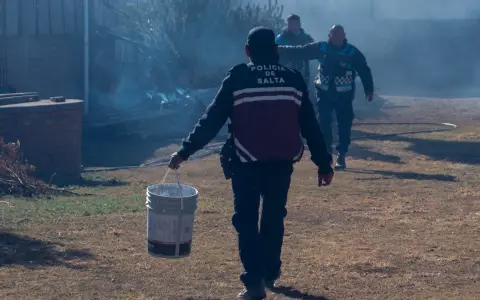 Policía apaga el incendio con tachos de plástico 