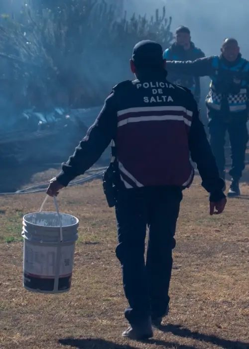 Policía apaga el incendio con tachos de plástico 