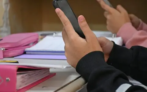 Un informe de Argentinos por la Educación reveló que el 59% de los alumnos de tercer grado tiene teléfono propio.