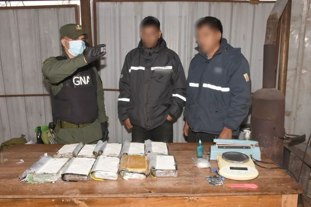 Adapto 10 kilos de cocaina dentro de la estructura de una moto y quedo detenido.