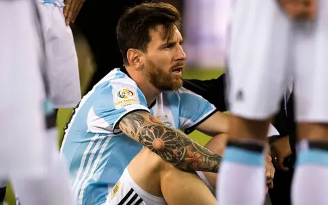 La recordada imagen de un Messi devastado tras perder su tercera final consecutiva con la Selección argentina, en Nueva York.