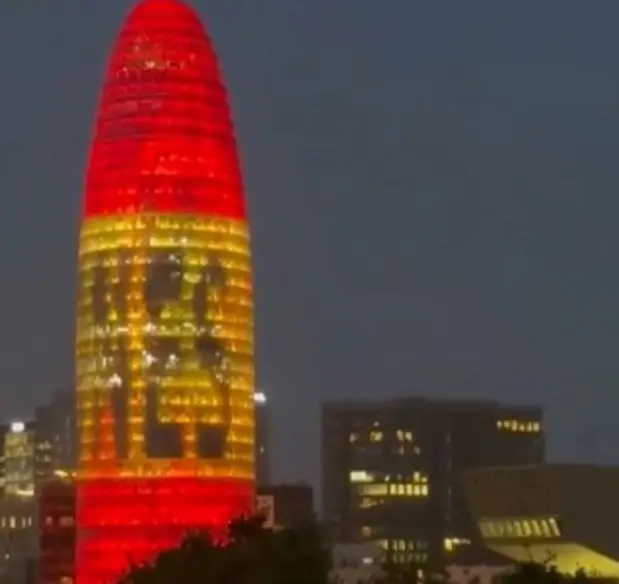 La Torre Agbar con la palabra “campeones”.