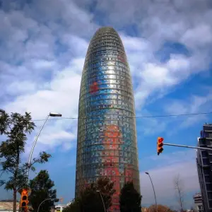 En España iluminaron una torre con la palabra “campeones” antes de la final 