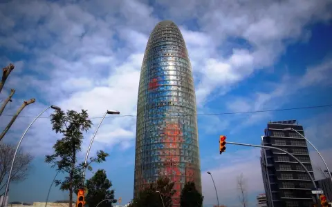 la Torre Agbar con la palabra “campeones”.