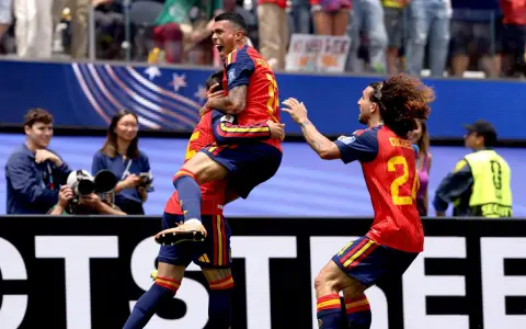 El festejo de los jugadores de España tras el tercer gol marcado por Oyarzabal