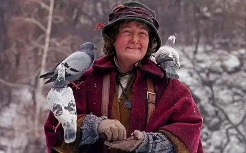 Brenda Fricker murió a los 81 años luego de una extensa trayectoria en cine, teatro y televisión.