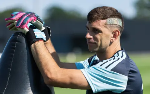 El Dibu Martínez, a corazón abierto a horas de la gran final del Mundo con España, su segunda al hilo.