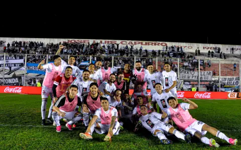 El festejo de Deportivo Riestra tras su batacazo ante San Lorenzo en la Copa Argentina.