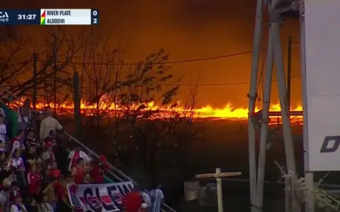 Imágenes de la transmisión oficial del avance del fuego en los alrededores del Martearena mientras River jugaba con Aldosivi.