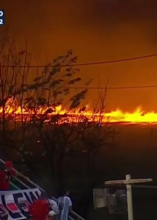 Imágenes de la transmisión oficial del avance del fuego en los alrededores del Martearena mientras River jugaba con Aldosivi.