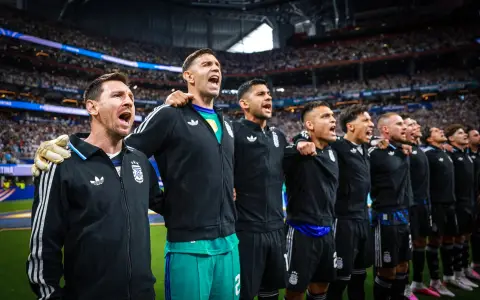 La Selección Argentina, al momento del himno antes de enfrentar a Inglaterra.