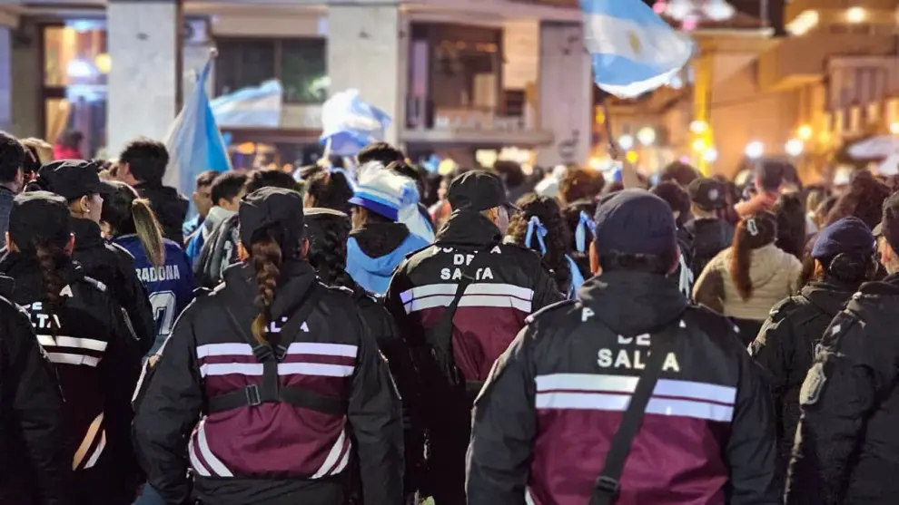 Policías salteños en la Plaza 9 de Julio.
