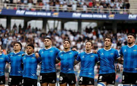 La Selección argentina de rugby, con su camiseta especial ante Inglaterra en homenaje al partido del siglo de 1986.