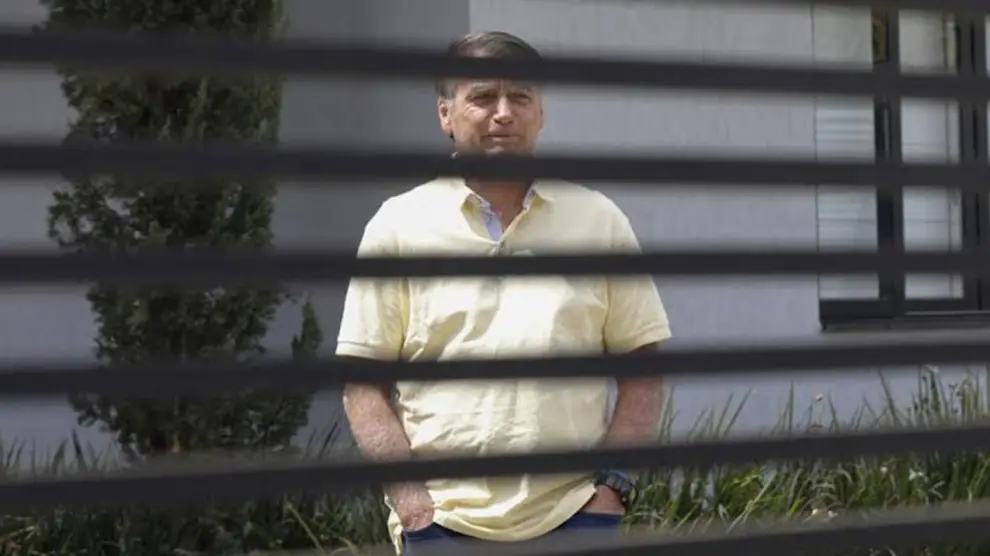 Bolsonaro tras las rejas pero del domicilio donde cumple el arresto domiciliario.