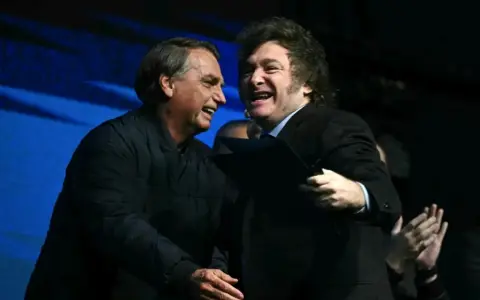 Tiempos felices para Milei y Bolsonaro, representantes de la ultra derecha en América.