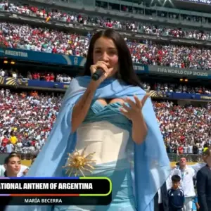 María Becerra emocionó a todos: Fue la voz del himno argentino antes de la final del Mundial ante España