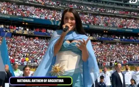 María Becerra emocionó a los argentinos presentes en el MetLife Stadium de Nueva Jersey.