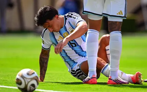 Lisandro Martínez, al momento de la lesión que lo sacó de la final del Mundial.