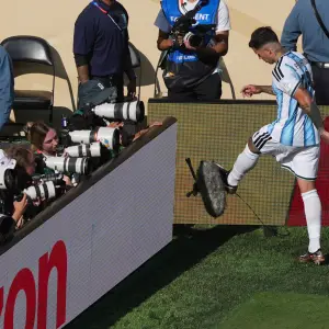 ¿El árbitro inclinó la cancha tras la campaña mediática? La polémica roja a Enzo Fernández y la no expulsión de Cucurella