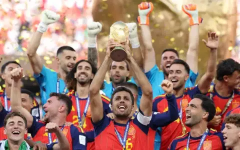 El momento que todos quieren vivir: los futbolistas españoles levantan la Copa que le ganaron a la Argentina en Nueva Jersey.