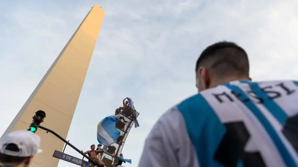 La gente suele concentrarse en grandes cantidades en el Obelisco.