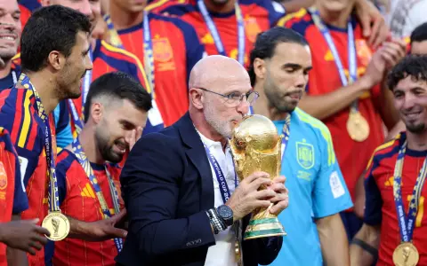 Luis de la Fuente besa la Copa del Mundo en los festejos de España en Nueva Jersey.