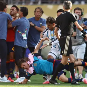 La calentura de Paredes y las piñas entre jugadores argentinos y españoles que opacaron la final del Mundo