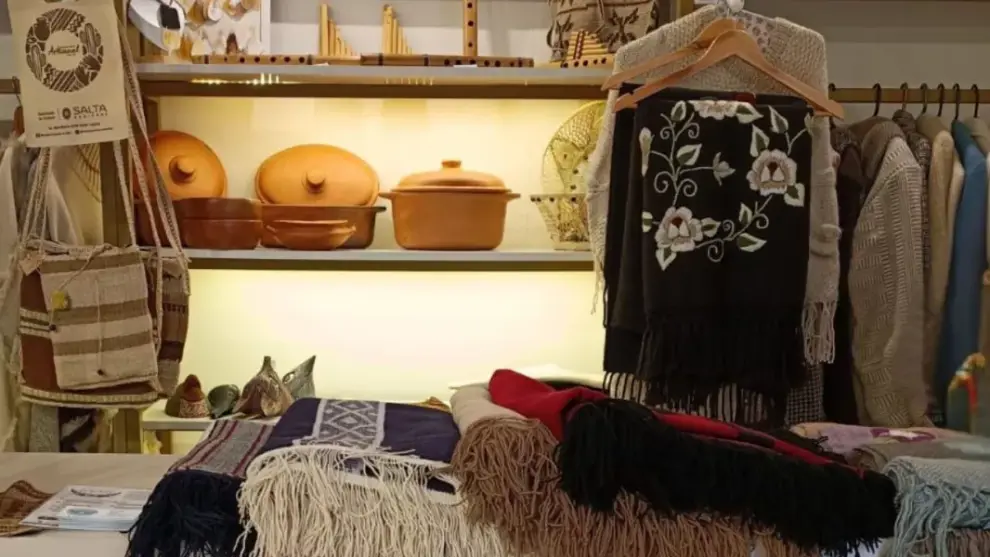 Mercado artesanal en la Rural