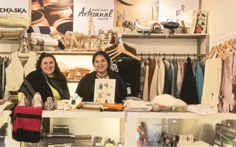 Mercado artesanal en la Rural