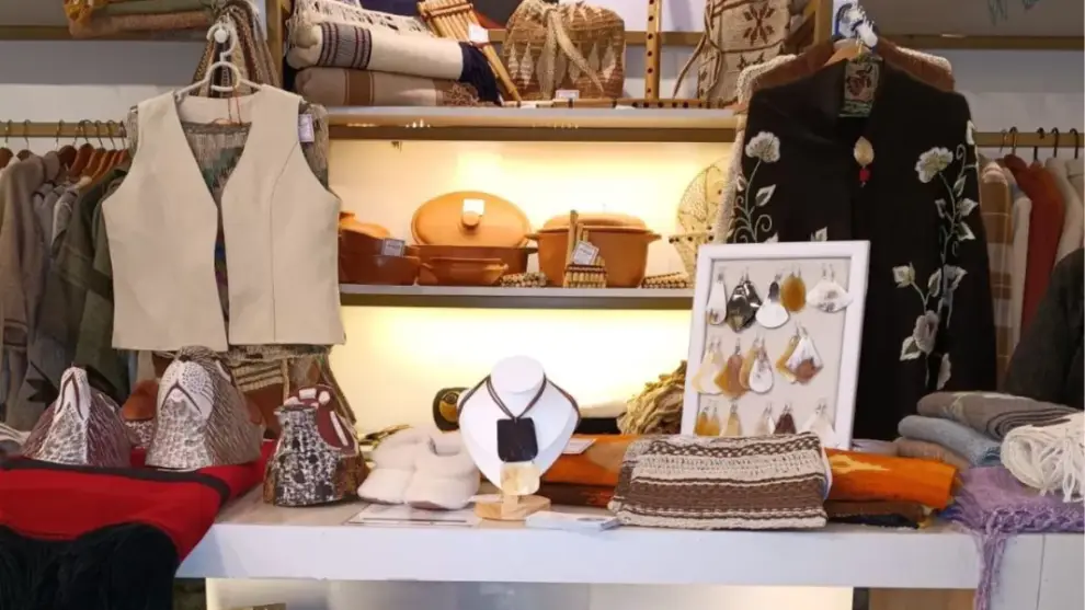Mercado artesanal en la Rural