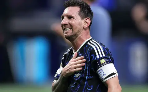 Lionel Messi junto a Rodrigo De Paul, Julián Álvarez y Nicolás Otamendi tras perder la final con España.