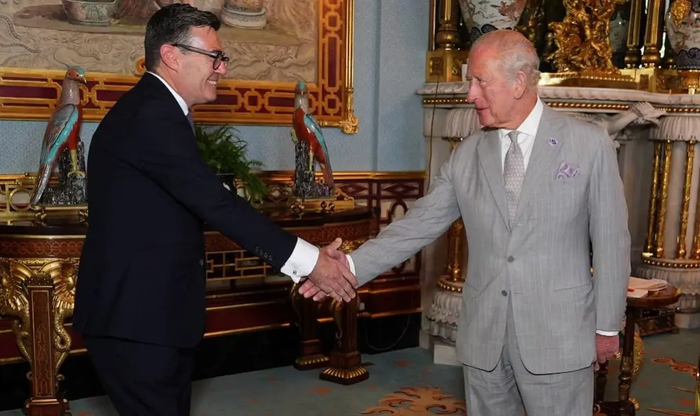 El flamante primer ministro británico junto al rey Carlos III
