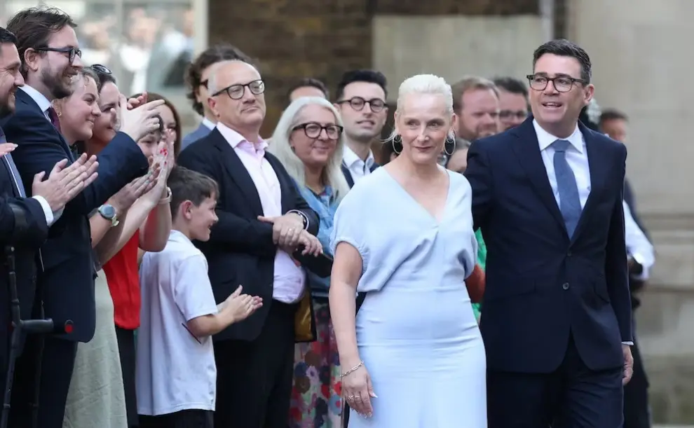 El primer ministro británico acompañado por su esposa, la neerlandesa Marie-France Van Heel