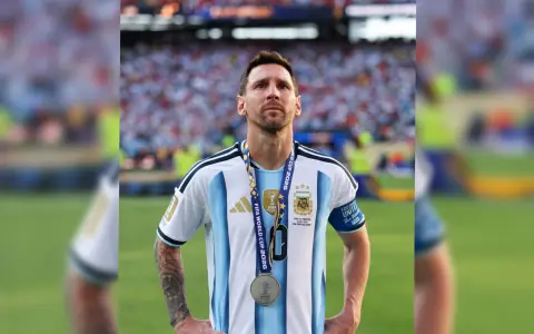 Messi mirando a los hinchas argentinos en Nueva Jersey tras la derrota con España