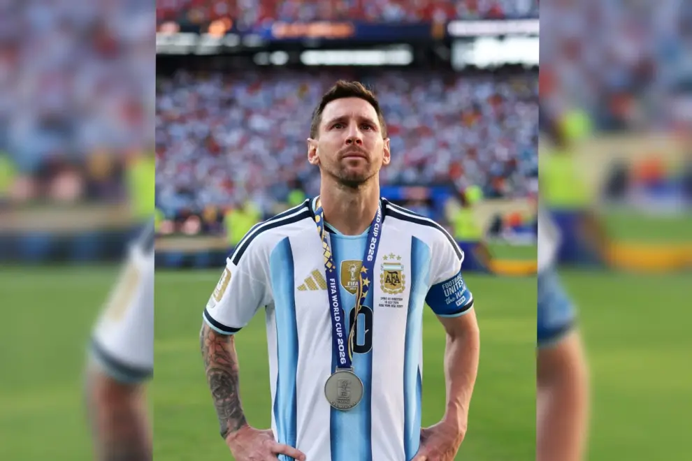 Messi mirando a los hinchas argentinos en Nueva Jersey tras la derrota con España