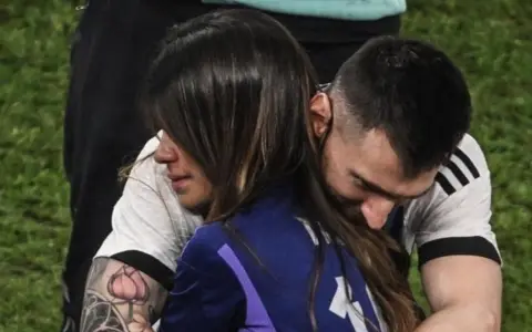 El abrazo de Antonella y Messi hace cuatro años tras la final contra Francia. Hoy, tras perder contra España, el apoyo sigue más firme que nunca.