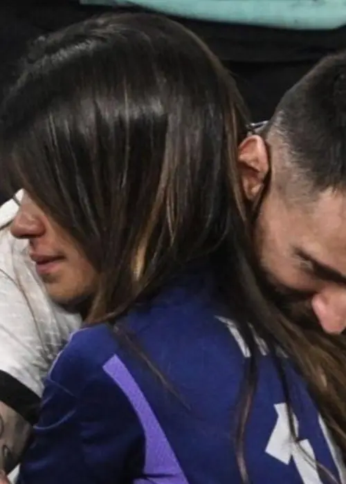 El abrazo de Antonella y Messi hace cuatro años tras la final contra Francia. Hoy, tras perder contra España, el apoyo sigue más firme que nunca.