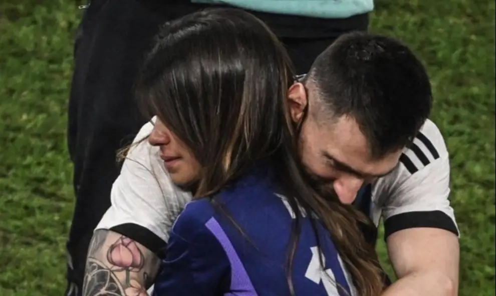 El abrazo de Antonella y Messi hace cuatro años tras la final contra Francia. Hoy, tras perder contra España, el apoyo se mantuvo más que nunca.