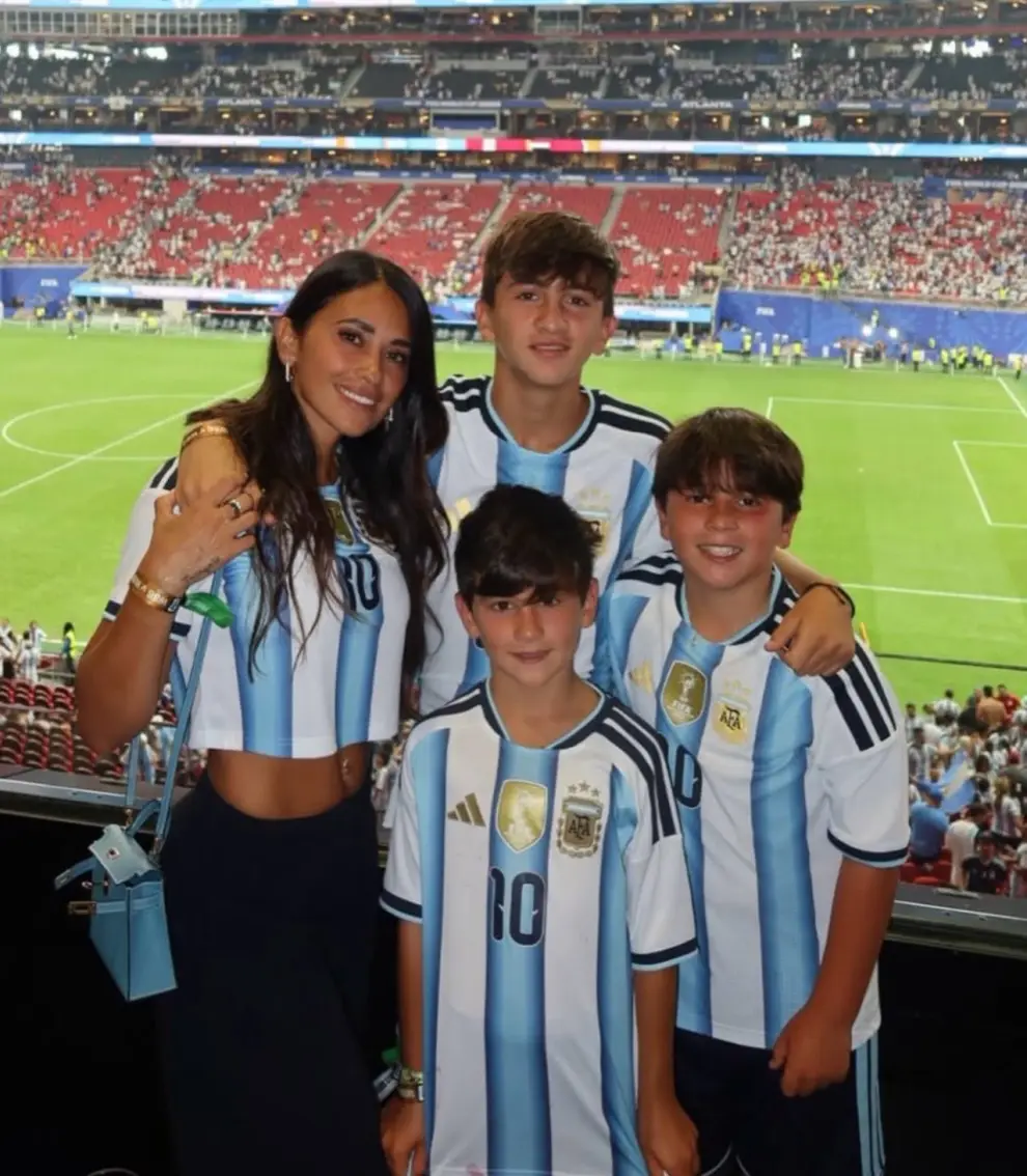 Antonella junto a Thiago, Mateo y Ciro Messi