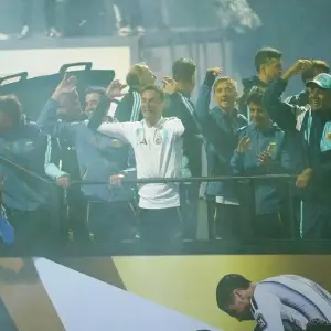 ¡Héroes igual! Los subcampeones del Mundo llegaron al país y son recibidos por una multitud en Ezeiza en medio de la lluvia